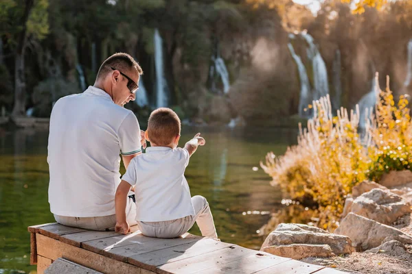 Father Son Enjoying Nature Family Time — Stock Photo, Image