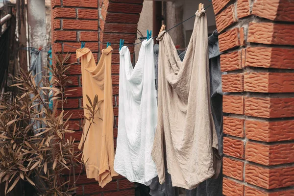 Πλυμένα Ρούχα Αντρικά Πουκάμισα Κρέμονται Μπροστά Από Σπίτι — Φωτογραφία Αρχείου