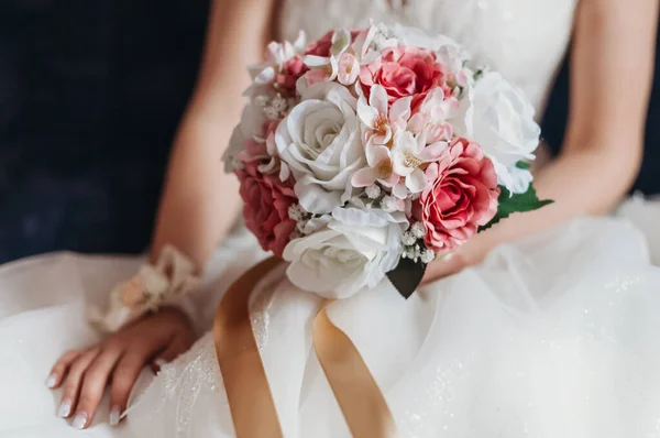 Ramo Boda Con Rosas Rojas Blancas —  Fotos de Stock