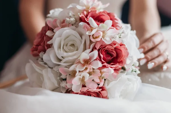 Buquê Casamento Com Rosas Vermelhas Brancas — Fotografia de Stock