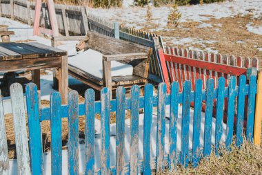 Eski ahşap çitler. kış