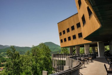 Teras ve yeşil ağaçların manzaralı modern mimari