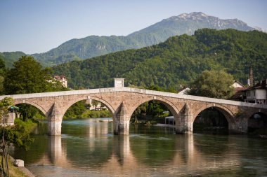 Dağlardaki su kemerinin güzel manzarası 