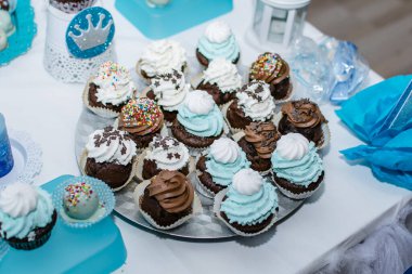 Çocuk partisi için süsleri olan renkli kekler, çocukların doğum günü partileri.