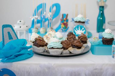 Çocuk partisi için süsleri olan renkli kekler, çocukların doğum günü partileri.