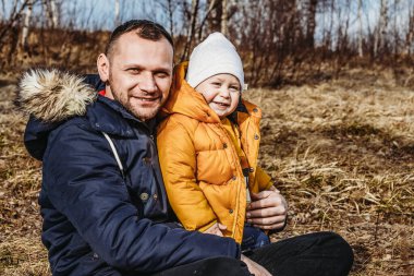 Babam ve küçük oğlum sonbahar parkında.
