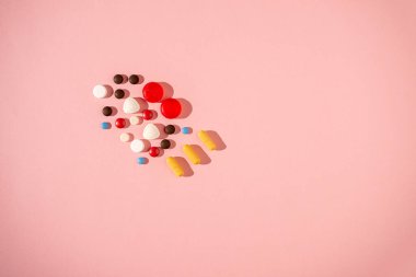 Pembe arka plan telif alanı üzerine renkli haplar kavramı