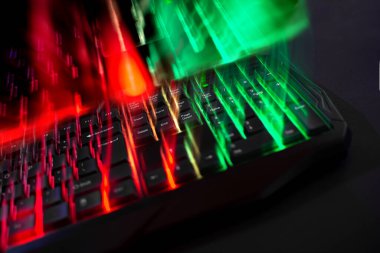 Siyah arkaplanda ışık sızıntısı olan klavye çalmak