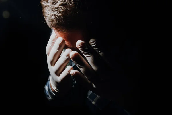 Smutne Ręce Człowieka Zakrywające Twarz Depresji Smutku Rękawiczkami Medycznymi Maską — Zdjęcie stockowe