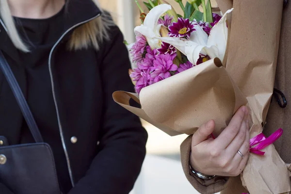 Femme Tenant Bouquet Fleurs Marchant Avec Ami — Photo