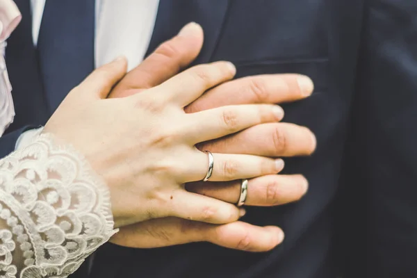 Newlyweds Holding Hands Closeup — Stock Photo, Image