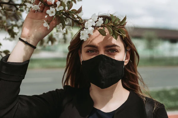 Beautiful Woman Face Mask Spring Time Covid Spring — Stockfoto