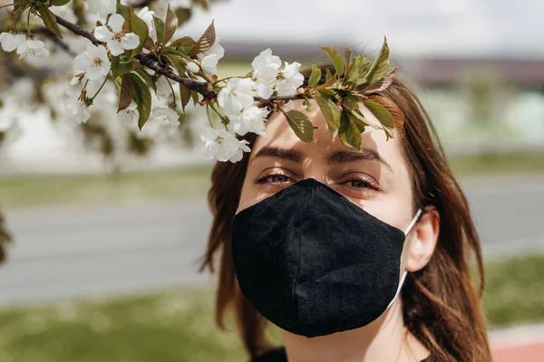 Jonge Vrouw Draagt Een Masker Het Voorjaar Park — Stockfoto
