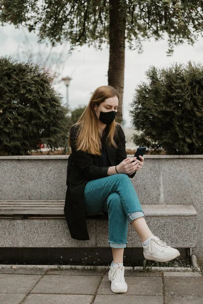 Jonge Vrouw Draagt Masker Met Mobiele Telefoon — Stockfoto