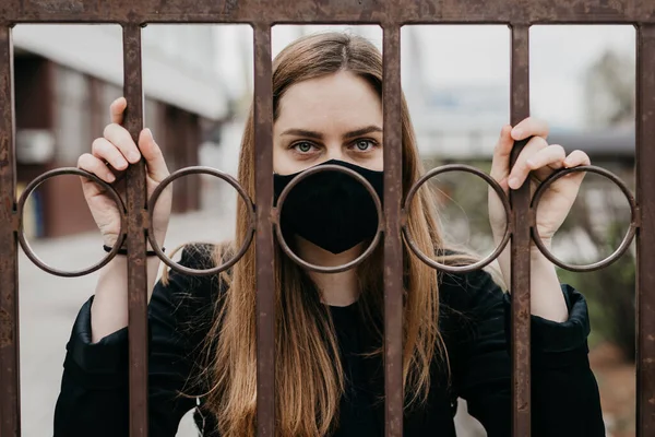 Vrouw Met Gezicht Masker Achter Tralies Buiten Concept Lockdown Covid — Stockfoto