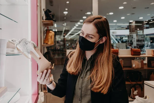 Sarajevo Bosnië Herzegovina 2021 Vrouw Winkelend Schoenenwinkel Heropening Covid Lockdown — Stockfoto