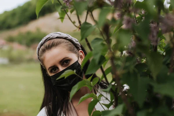 Jonge Vrouw Draagt Masker Buiten — Stockfoto