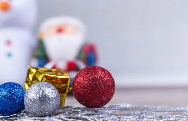 Palla di Natale e decorazioni natalizie — Foto Stock