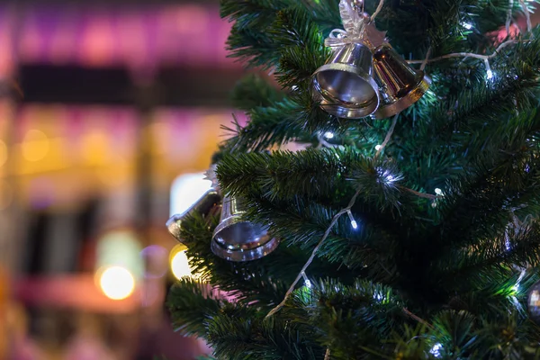 Árbol de navidad y decoraciones sobre fondo bokeh color — Foto de Stock