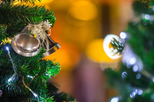 圣诞树和装饰物颜色散景背景 — 图库照片