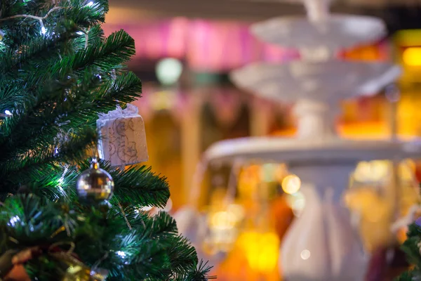 Árbol de navidad y decoraciones sobre fondo bokeh color — Foto de Stock