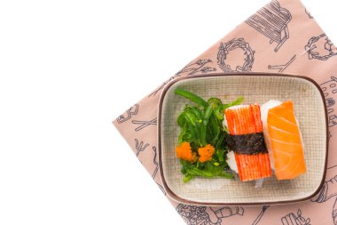 Beyaz arka plan üzerinde ayarla Japaneses suşi