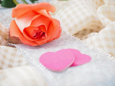 masa örtüsü (Sevgililer kavramı üzerinde turuncu gül)