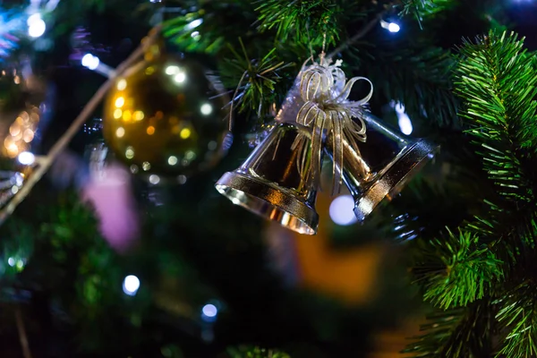 Arbre de Noël et décorations sur fond bokeh couleur — Photo