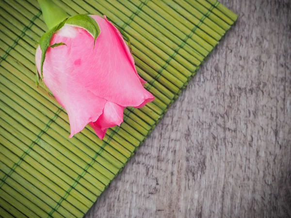 Rosa Ros på trä bakgrund (valentine koncept) — Stockfoto