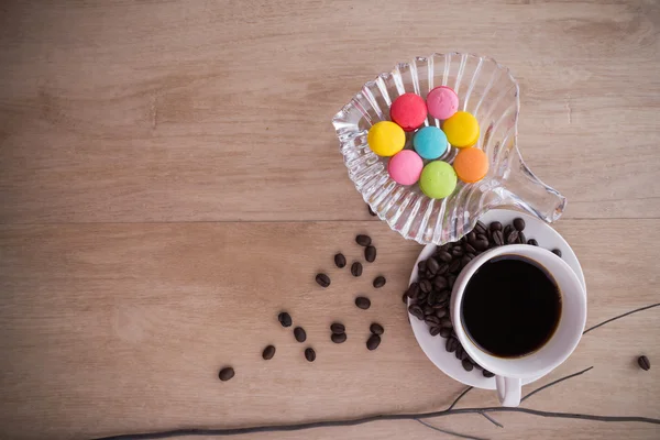 fincan espresso kahve renkli Fransız macarons ile