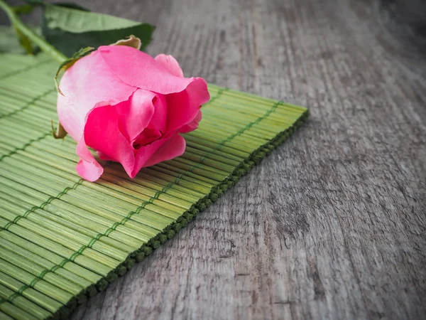 Rosa Ros på trä bakgrund — Stockfoto