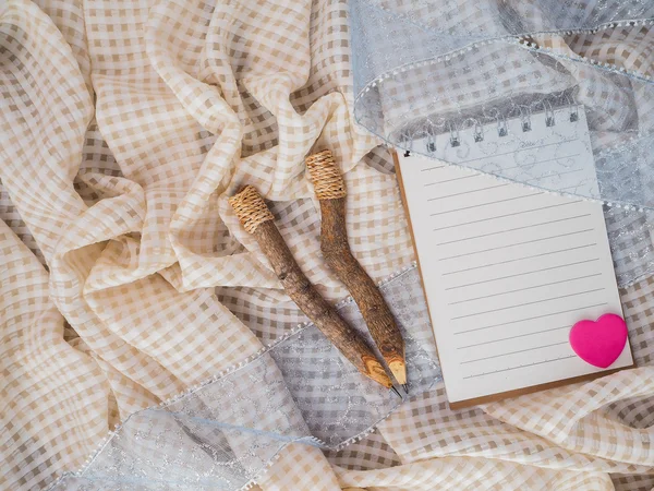 Lápices y cuadernos en mantel — Foto de Stock