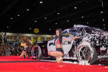 apanese A-Class show seksi Oto yıkama sırasında 2016 Bangkok uluslararası Auto Salon de etkisi Challenger Hall d. 23 Haziran 2016 üzerinde Bangkok, Tayland