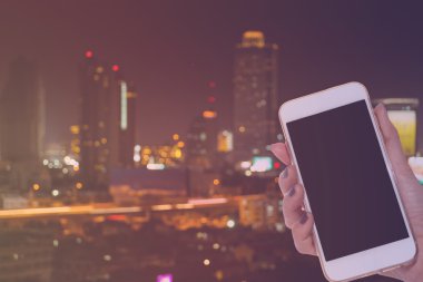 kadın el city scape geri soyut bokeh akıllı telefon bekle
