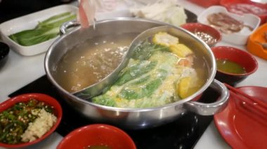 Shabu suki güvecini kapat. 