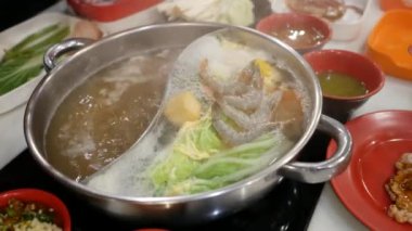 Shabu suki güvecini kapat. 