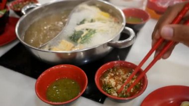 Shabu suki güvecini kapat. 