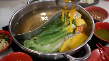 Shabu suki güvecini kapat. 