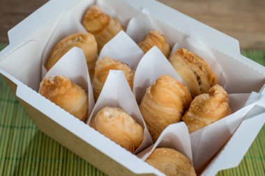 Kağıt kutuda körili börek..