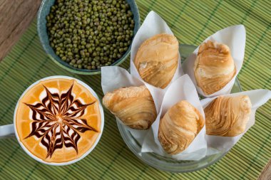 Ahşap masada körili puf.