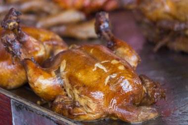 Kızarmış ördeğe yaklaş..