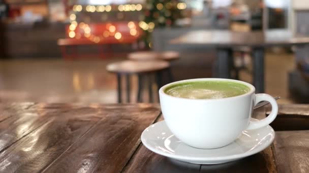 关上木桌上的热绿茶 — 图库视频影像