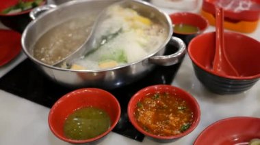 Shabu suki güvecini kapat. 