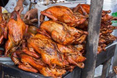 Kızarmış ördeğe yaklaş..