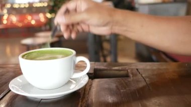 Ahşap masadaki sıcak yeşil çayı kapat..