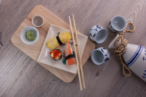 Sushi japonés y sake set —  Fotos de Stock