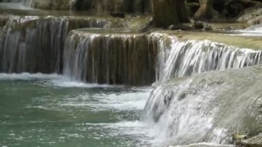 Derin orman şelale Tayland (Erawan şelale)