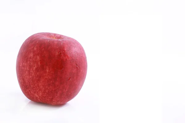 Una manzana roja madura. Aislado sobre un fondo blanco . —  Fotos de Stock