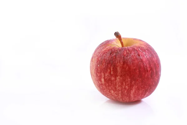 Dojrzałe czerwone jabłko. na białym tle na białym tle. — Zdjęcie stockowe