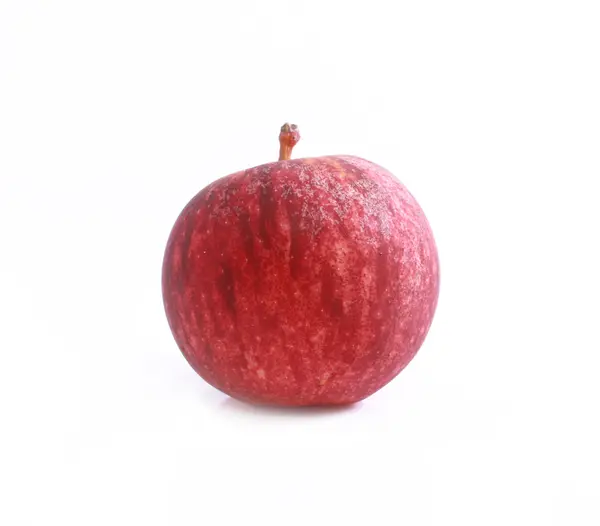 Спелое красное яблоко. Изолированный на белом фоне . — стоковое фото